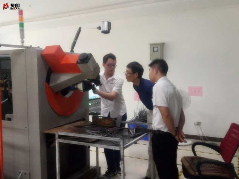佛山客戶來貝朗看不銹鋼成型機，現場打樣談合作