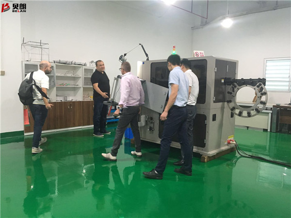 看，又有外國(guó)客戶參觀貝朗鋼絲鐵絲折彎?rùn)C(jī)